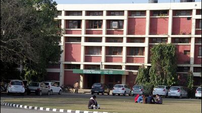 The 74th Republic Day was celebrated at the Punjab Agricultural University (PAU) with great zeal and gusto. PAU vice-chancellor Satbir Singh Gosal hoisted the national flag and paid tributes to freedom fighters. (HT File Photo)