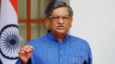 Krishna started his career in electoral politics in 1962 by winning the Maddur Assembly seat as an independent by defeating Congress' KV Shankar Gowda. (AFP File Photo) Krishna started his career in electoral politics in 1962 by winning the Maddur Assembly seat as an independent by defeating Congress' KV Shankar Gowda. (AFP File Photo)