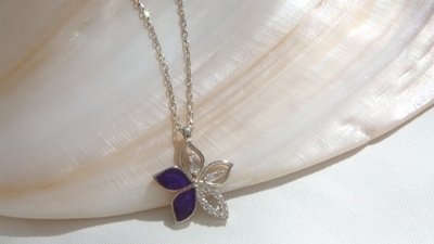 A flower pendant necklace looks dainty and elevates the look. (Pexels)
