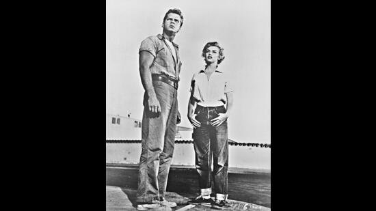 Keith Andes and Marilyn Monroe in Clash By Night (1952), wearing jeans in the boxy, workaday look of the time. (Getty Images)