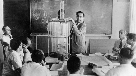 Dr Homi J Bhabha discusses the mechanism of a model atomic reactor with other scientists who collaborated on Apsara. (HT ARCHIVE) Dr Homi J Bhabha discusses the mechanism of a model atomic reactor with other scientists who collaborated on Apsara. (HT ARCHIVE)