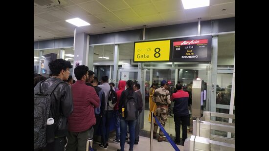 Flyers booking night- and early morning- flights are facing a lot of inconvenience at Pune airport as the flights are getting delayed regularly. (HT PHOTO)