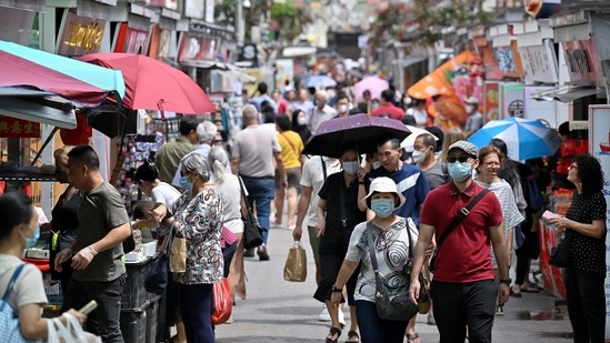 Tourists walk along rows of shops in Chinatown in Singapore January 27, 2023. (REUTERS/Caroline Chia)