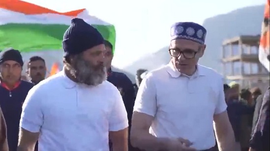 Omar Abdullah joined Congress MP Rahul Gandhi to march in the closing stages of the 'Bharat Jodo Yatra' in Jammu and Kashmir.(Twitter)