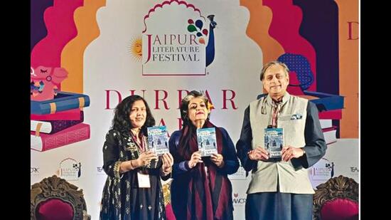 Shashi Tharoor is the Shah Rukh Khan of the literary world. At JLF, he is surrounded by a ring of over-muscled bouncers wherever he goes (HT Archives)