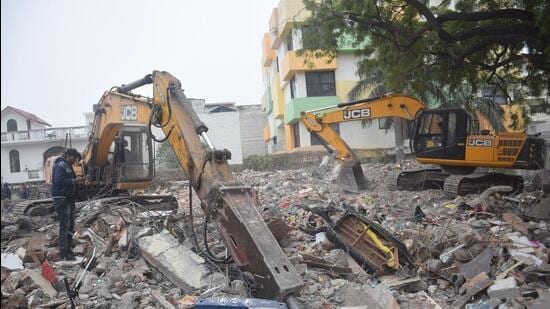 The site of the Lucknow building collapse. (Deepak Gupta/HT Photo) The site of the Lucknow building collapse. (Deepak Gupta/HT Photo)