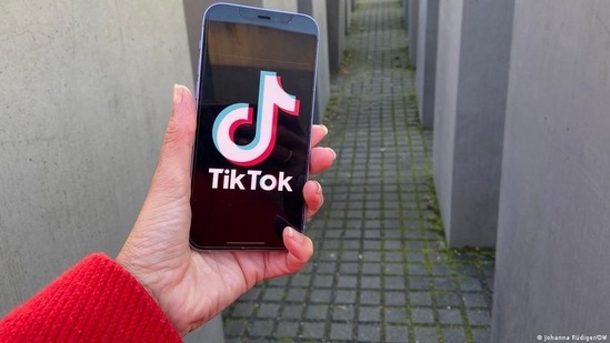 Survivors, concentration camp memorial staff and volunteers are taking to TikTok to raise awareness about the Holocaust (Johanna Rüdiger/DW )