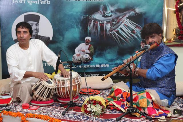 Pt Ajay Prasanna performing with Arunesh Pandey