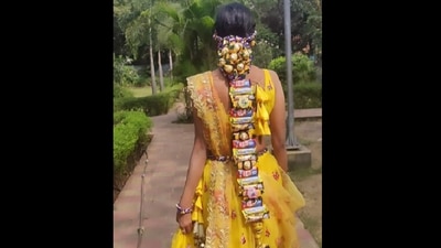Bride's hairdo with chocolate and toffees goes viral online. (Instagram/@chitras_fashion_studio)