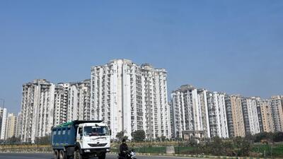 Noida, India- January 27, 2023: A view of clear blue skies were seen after a drop in air pollution levels, in Noida, India, on Friday, January 27, 2023. (Photo by Sunil Ghosh / Hindustan Times) Noida, India- January 27, 2023: A view of clear blue skies were seen after a drop in air pollution levels, in Noida, India, on Friday, January 27, 2023. (Photo by Sunil Ghosh / Hindustan Times)