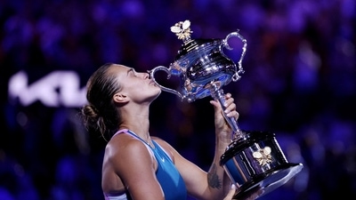Tennis - Australian Open - Women's Singles Final - Melbourne Park, Melbourne, Australia - January 28, 2023 Belarus’ Aryna Sabalenka celebrates with the trophy after winning her final match against Kazakhstan’s Elena Rybakina REUTERS/Loren Elliott     TPX IMAGES OF THE DAY (REUTERS)
