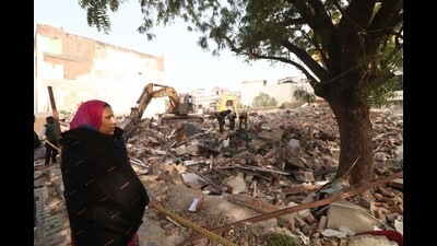 The SDRF team recovering household items at the site of collapsed Alaya Apartment at Wazir Hasan Road in the Uttar Pradesh capital. (H T FILE PHOTO)