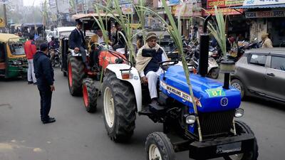 Though sugarcane growers have ended their weeklong protest and allowed sugar mills to resume crushing operations, Bhartiya Kisan Union (Tikait) has demanded  ₹25 per quintal bonus on sugarcane. (HT File)