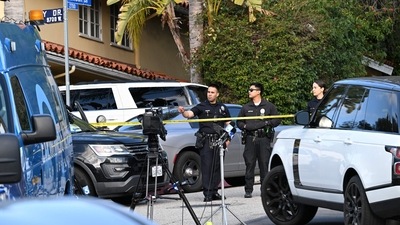 Law enforcement work an investigation after an early morning shooting that left three people dead and four wounded, on January 28, 2023, in the Beverly Crest neighborhood of Los Angeles, just north of Beverly Hills. (Photo by Robyn BECK / AFP) (AFP) Law enforcement work an investigation after an early morning shooting that left three people dead and four wounded, on January 28, 2023, in the Beverly Crest neighborhood of Los Angeles, just north of Beverly Hills. (Photo by Robyn BECK / AFP) (AFP)