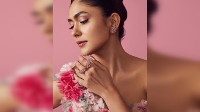 One of her fans commented saying, "Princess noorjahan #sitha." Another wrote, "Beauty Queen."&nbsp; (Instagram/@mrunalthakur)