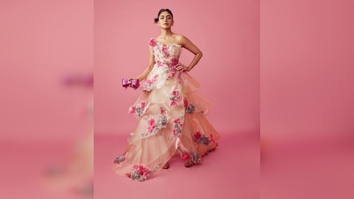 Mrunal Thakur paired her look with a pink clutch from the collection of Judith Leiber and heels from Christian Louboutin.&nbsp; (Instagram/@mrunalthakur)