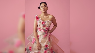 With her hair tied in a sleek neat mid-high bun, Mrunal Thakur opted for the soft glam makeup look.&nbsp; (Instagram/@mrunalthakur)