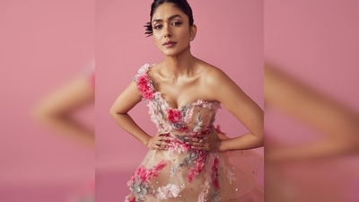 Mrunal Thakur matched her jewellery with her outfit and wore dazzling wing-inspired ring and earrings.&nbsp; (Instagram/@mrunalthakur)