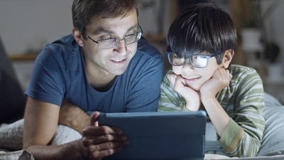 Does too much screen time affect the skin and hair as well? (Kampus Production) Does too much screen time affect the skin and hair as well? (Kampus Production)