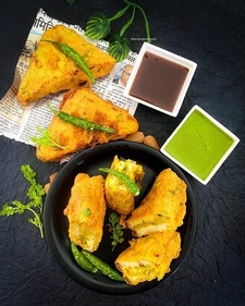 Bread Pakoda: These savoury bread fritters are stuffed with mashed potato and soaked in a spiced batter of gram flour and then deep fried to perfection. (Instagram/@bornhungrybypayal) Bread Pakoda: These savoury bread fritters are stuffed with mashed potato and soaked in a spiced batter of gram flour and then deep fried to perfection. (Instagram/@bornhungrybypayal)