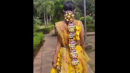 Bride's hairdo with chocolate and toffees goes viral online.(Instagram/@chitras_fashion_studio)