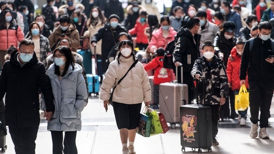 This photo taken on January 27 shows passengers arriving at Hankou railway station on the last day of the Lunar New Year holidays in Wuhan, in China's central Hubei province.(AFP)