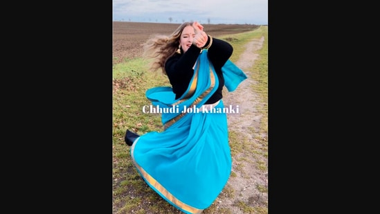 The image, taken from the Instagram video, shows a German woman dancing to Falguni Pathak’s Chudi.(Instagram/@naina.wa)
