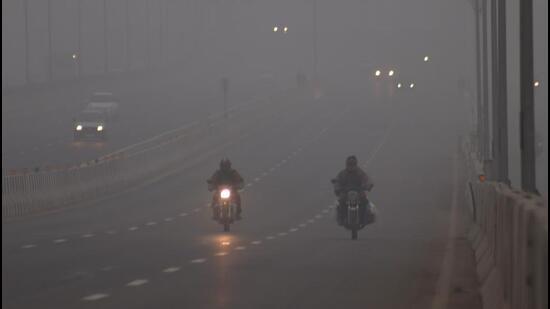 Dense fog on a cold morning on the Delhi-Meerut Expressway on January 26. (Sakib Ali/HT Photo)