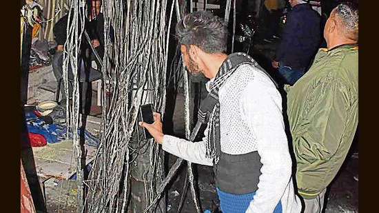 Fire in shop: Fire dept officials fail to fix dangling power cables (HT) Fire in shop: Fire dept officials fail to fix dangling power cables (HT)