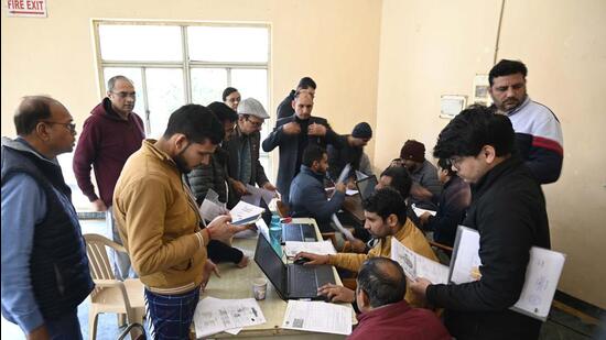 Gurugram residents throng the community centre at DLF Phase 1 to rectify errors on their property IDs on Saturday. (Parveen Kumar/ HT)