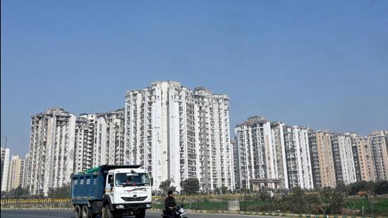 Noida, India- January 27, 2023: A view of clear blue skies were seen after a drop in air pollution levels, in Noida, India, on Friday, January 27, 2023. (Photo by Sunil Ghosh / Hindustan Times)