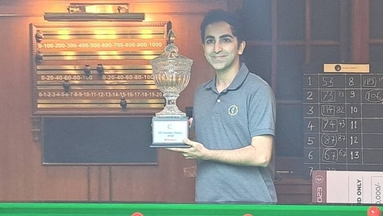  Pankaj Advani poses with the CCI Snooker Classic title. (HT photo)