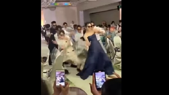 Taiwanese group dances to Kala Chashma.(Instagram/@ulzzang.mr)