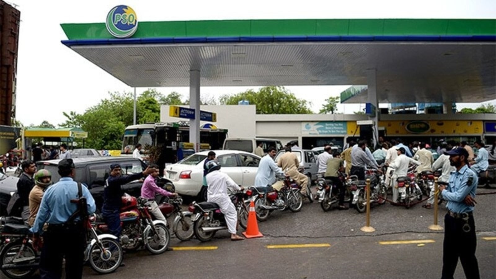 Pakistan increases petrol, diesel prices by  ₹35 each