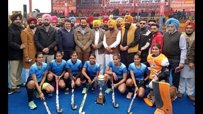 Cabinet minister Gurmeet Singh Meet Hayer interacting with players during the sports festival at Jarkhar in Ludhiana on Sunday. (HT Photo)