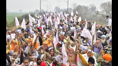 Farmers under the banner of Kisan Mazdoor Sangharsh Committee blocked railway track during a protest against central government over their various demands at Devi Dass Pura, Amritsar on Sunday. (Photo by Sameer Sehgal /Hindustan Times) (HT photo)