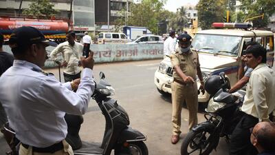 Mumbai, India - April 21, 2022: Mumbai Traffic Police personnel apprehend motorists driving on the wrong side of the road during a Nakabandi at Adani Junction, Kandivali, in Mumbai, India, on Thursday, April 21, 2022. (Photo by Vijay Bate/HT Photo) (HT PHOTO) Mumbai, India - April 21, 2022: Mumbai Traffic Police personnel apprehend motorists driving on the wrong side of the road during a Nakabandi at Adani Junction, Kandivali, in Mumbai, India, on Thursday, April 21, 2022. (Photo by Vijay Bate/HT Photo) (HT PHOTO)