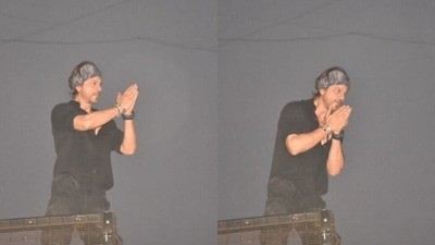 Shah Rukh Khan thanked his fans outside Mannat with folded hands. Shah Rukh Khan thanked his fans outside Mannat with folded hands.