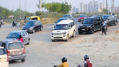 The Noida authority in 2013-14 completed 70% of the work on the 17km-long FNG expressway stretch falling in the city. (FILE) The Noida authority in 2013-14 completed 70% of the work on the 17km-long FNG expressway stretch falling in the city. (FILE)