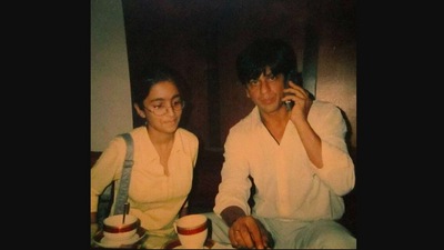 The image shows the woman meeting Shah Rukh Khan when she was a kid. (Twitter/@rudrani_dg)