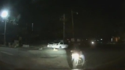 Biker in Bengaluru collides car at 3am, chases and threatens the driver. Video