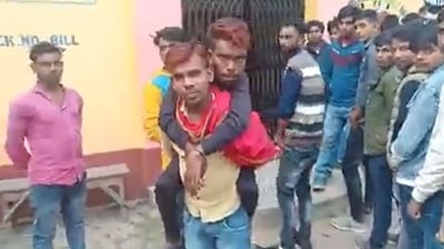 Man with his specially-abled friend on his back outside theatre to watch Shah Rukh Khan’s Pathaan. (Twitter/@halim_hoque) Man with his specially-abled friend on his back outside theatre to watch Shah Rukh Khan’s Pathaan. (Twitter/@halim_hoque)