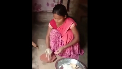 The woman singing Mere Naina Sawan Bhadon at her daughter’s request while preparing chapatis. (Twitter/@Tweetmukesh) The woman singing Mere Naina Sawan Bhadon at her daughter’s request while preparing chapatis. (Twitter/@Tweetmukesh)