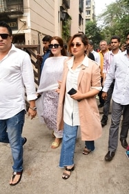 Rashami Desai attends Rakhi Sawant's mom's final rites. (Varinder Chawla) Rashami Desai attends Rakhi Sawant's mom's final rites. (Varinder Chawla)