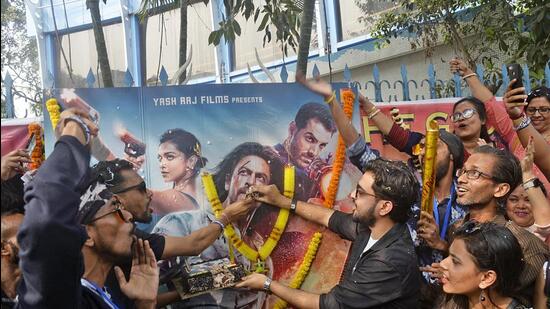 Actor Shah Rukh Khan’s fans celebrate Pathaan’s release in Kolkata. (ANI) Actor Shah Rukh Khan’s fans celebrate Pathaan’s release in Kolkata. (ANI)