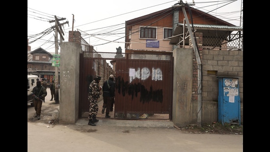 An NIA team sealing the Hurriyat Conference office in Rajbagh area of Srinagar on Sunday. (Waseem Andrabi/HT)