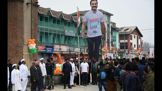 Congress leader Rahul Gandhi hoists the national flag during the Bharat Jodo Yatra in Lal Chowk area of Srinagar on Sunday. (Waseem Andrabi /Hindustan Times) Congress leader Rahul Gandhi hoists the national flag during the Bharat Jodo Yatra in Lal Chowk area of Srinagar on Sunday. (Waseem Andrabi /Hindustan Times)