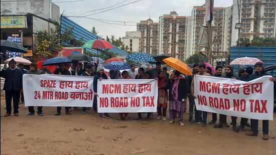 Gurugram, India-January 29, 2023: Residents of sector-93 held a protest against the MCM and Spaze builder demanding to build the 24-meter road at Hayatpur, in Gurugram, India, on Sunday, 29 January 2023. (Photo by Parveen Kumar/Hindustan Times)