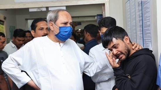 Odisha Chief Minister Naveen Patnaik consoles the minister's distressed son at the hospital.(ANI) Odisha Chief Minister Naveen Patnaik consoles the minister's distressed son at the hospital.(ANI)