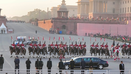President Droupadi Murmu arrives along with cavalcade at Vijay Chowk in Delhi for Beating Retreat ceremony.(PTI)
